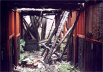 Zničené stáje, které v roce 1998 zapálil žhář z vesnice. Boxy, kde od narození Peruán stál