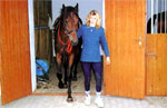 "Žiju jen pro koně," říká trenérka Lenka Horáková. Na snímku vyvádí ze stáje Iliona